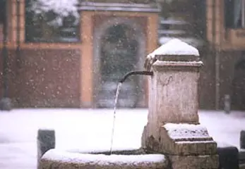 Fontana in Piazza Mercato mentre nevica
