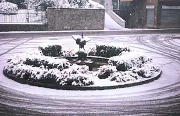 Piazza Municipio con fontana e neve